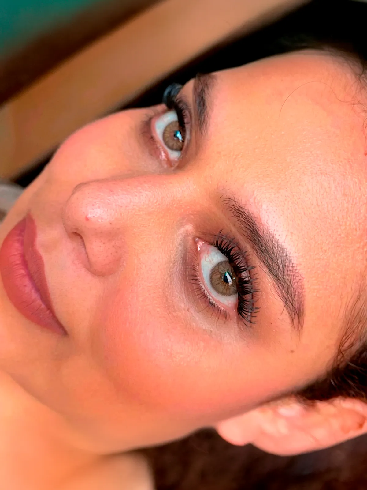 Mujer usando lentes de contacto Breeze Hazel, color avellana natural