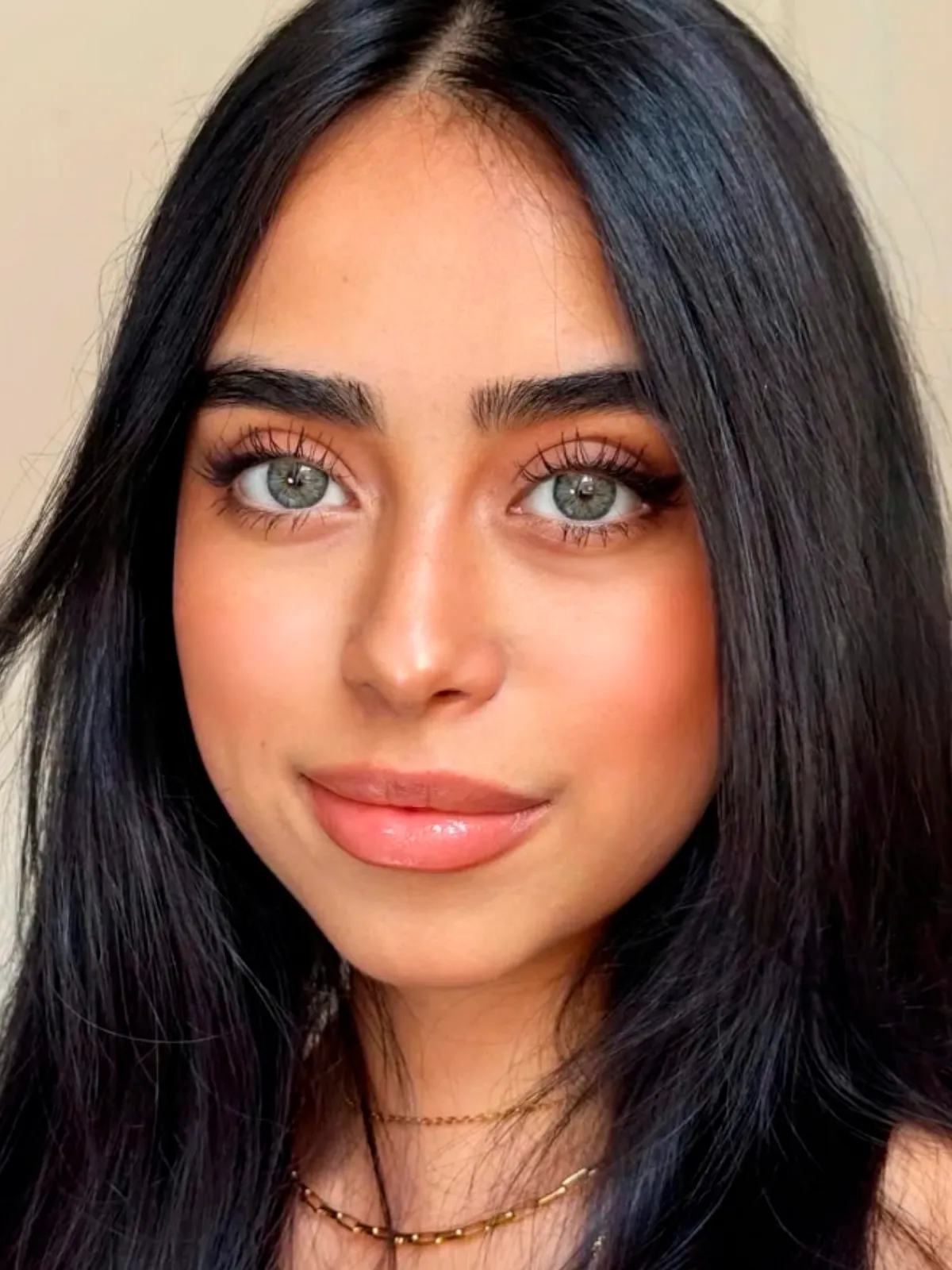 Mujer usando lentes de contacto Cleopatra Gray, color gris intenso