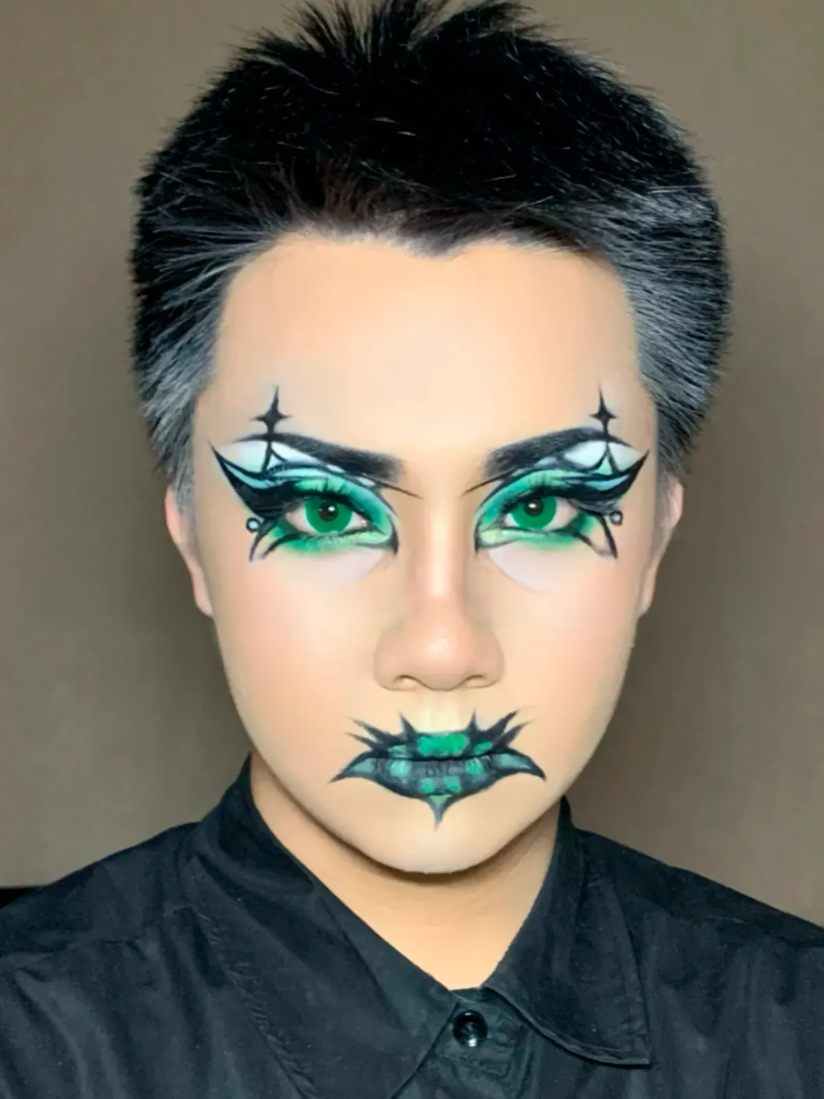 Hombre con lentes de contacto verdes Green Block y maquillaje de fantasía