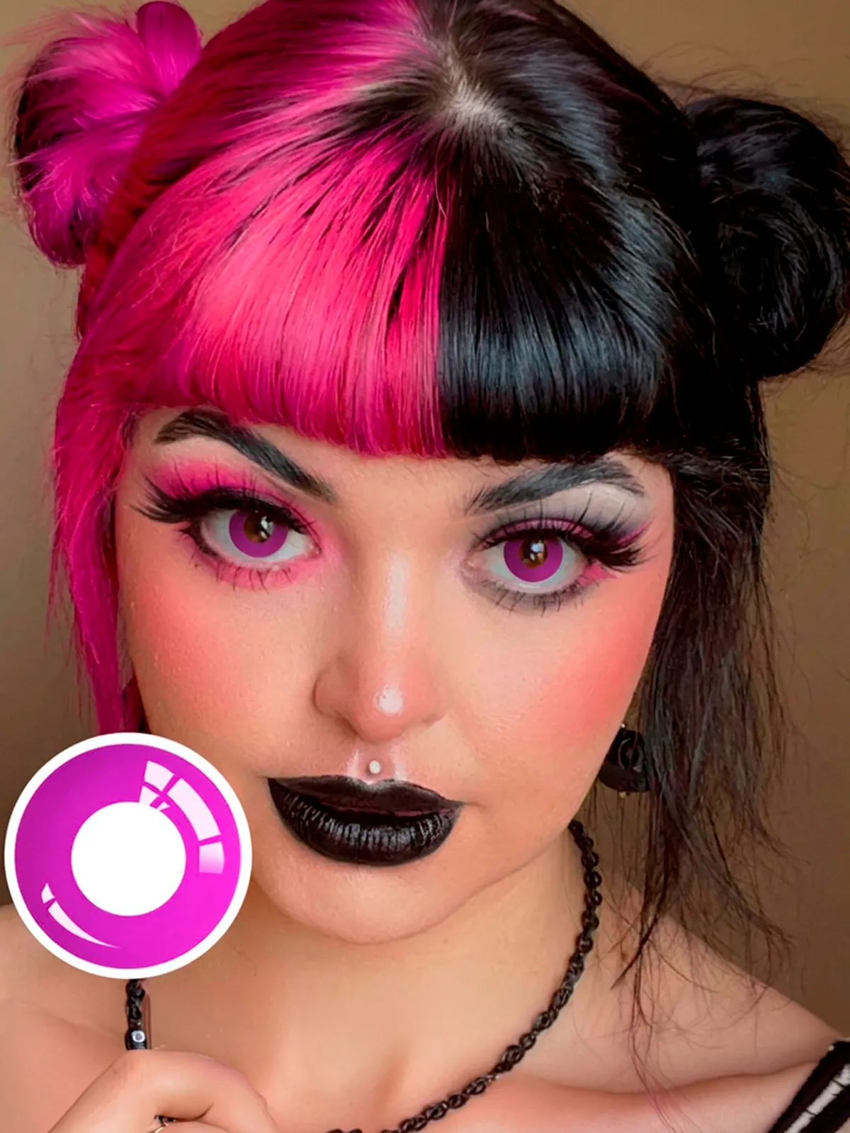 Modelo de pelo rosa y negro con lentes de contacto violeta Grey Violet Block