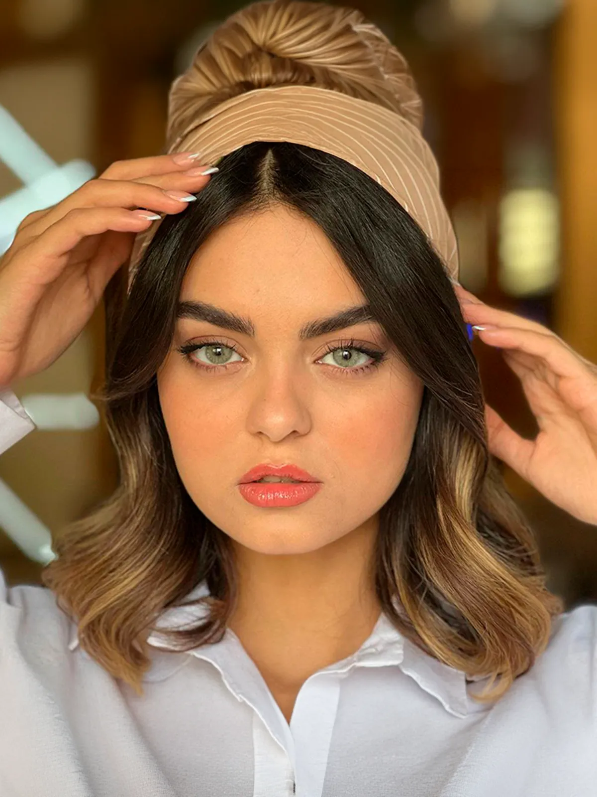 Mujer con gorro usando lentes de contacto HD Mel, miel verdoso natural