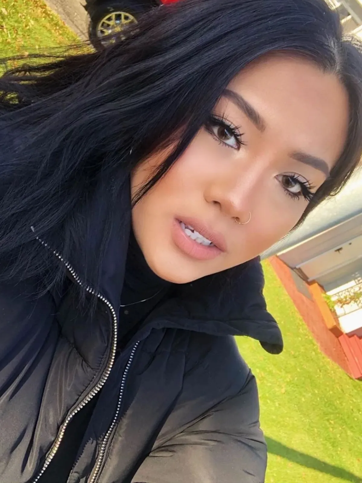 Mujer de pelo negro usando lentes de contacto HD Ocre, marrón natural