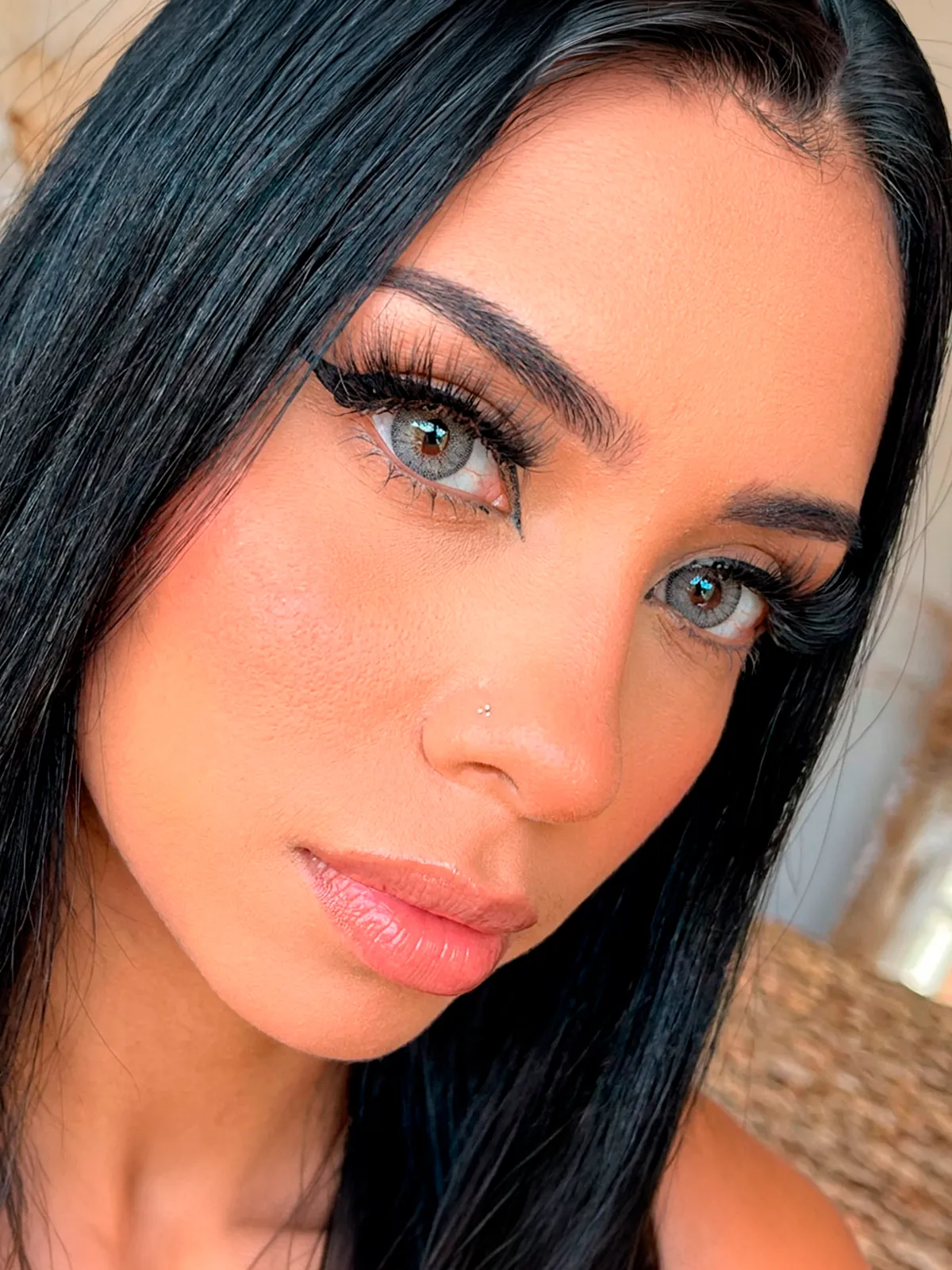 Mujer de pelo negro usando lentes de contacto Mist, gris suave natural