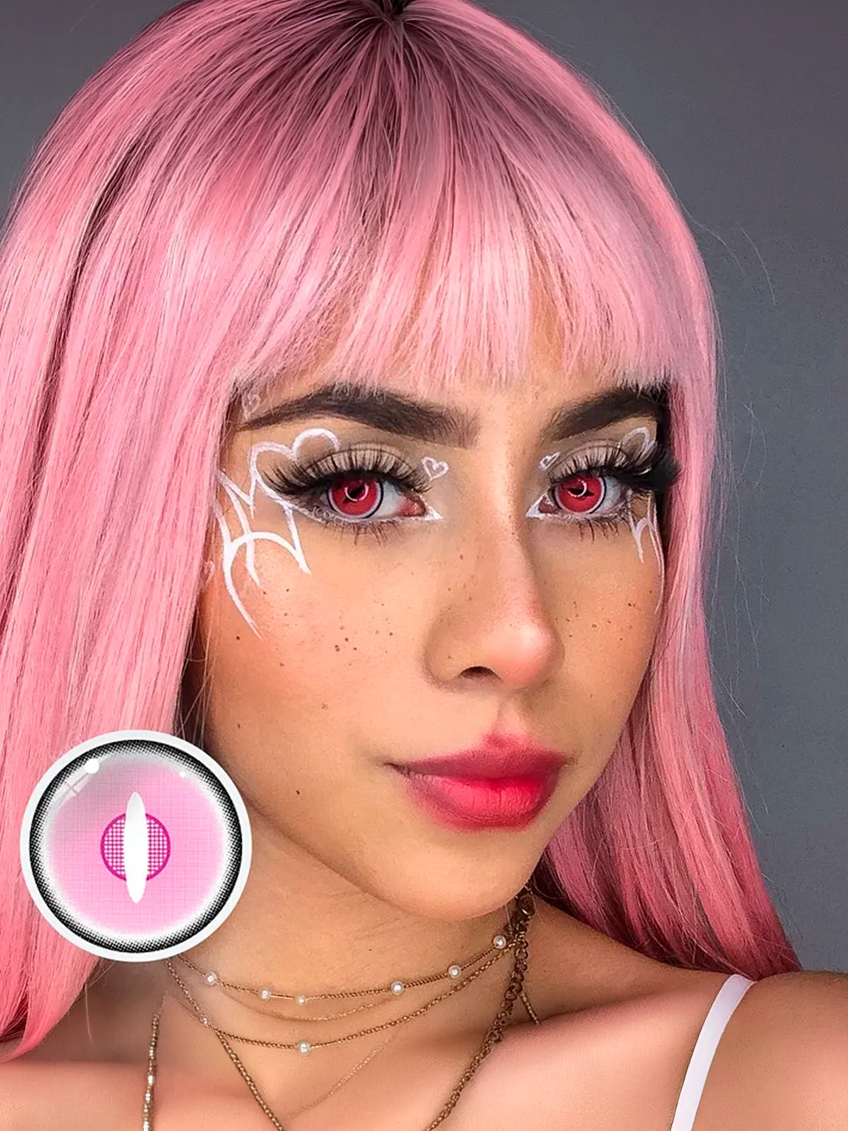 Modelo de pelo rosa con lentes de contacto Nezuko Demon para cosplay de anime