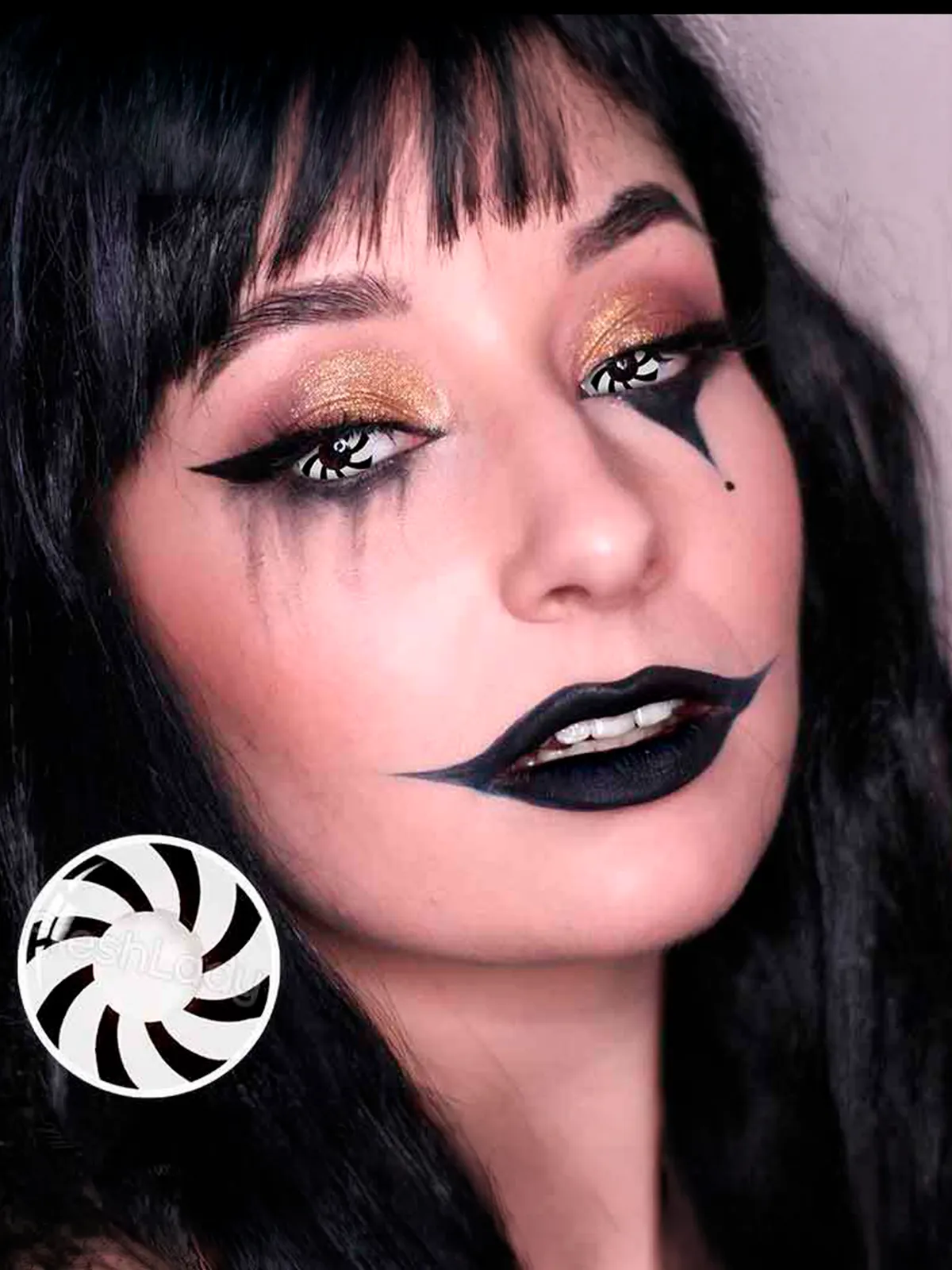 Modelo con lentes de contacto Optical Illusion blancos con espiral negra y maquillaje de Halloween