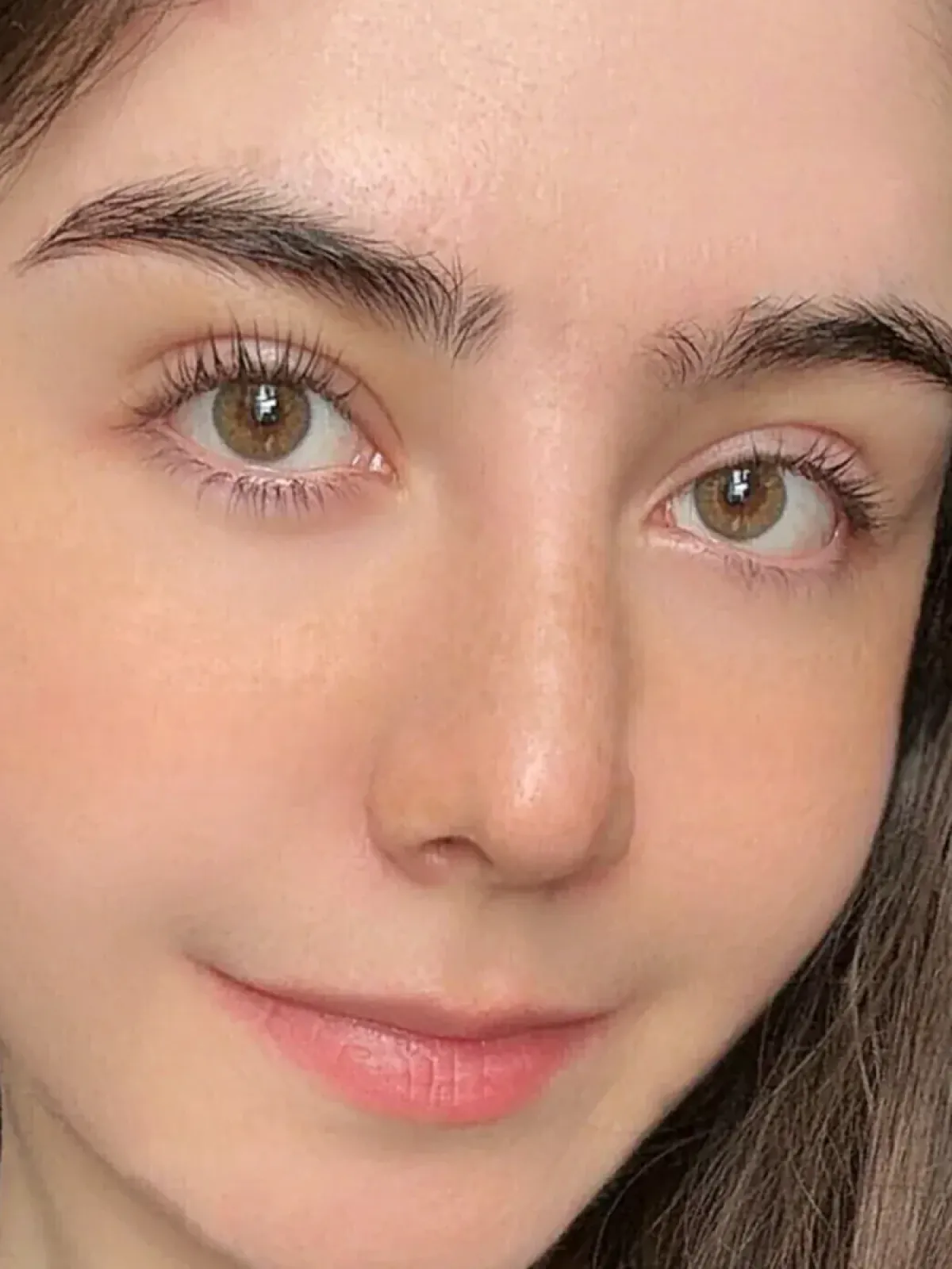 Mujer usando lentes de contacto Scandi Gray, gris natural sin bordes