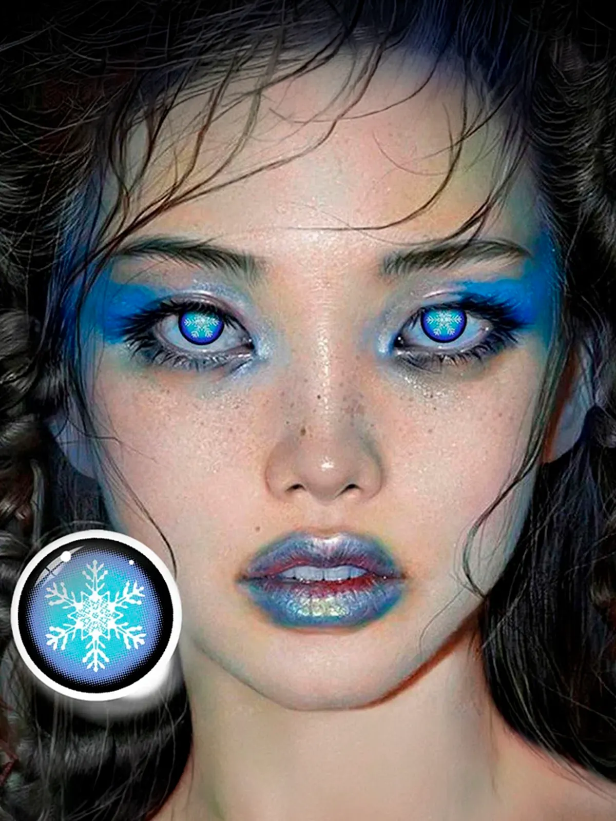 Modelo con lentes de contacto Snowflake azules con copo de nieve y maquillaje de hielo