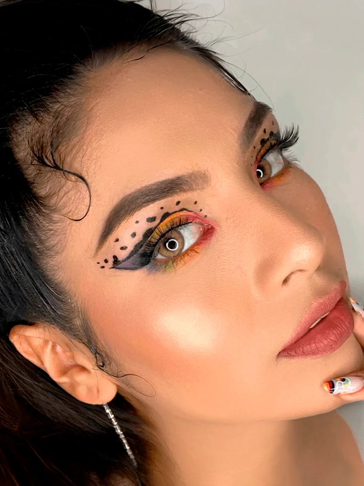 Mujer usando lentes de contacto Sorayama Brown, marrón miel natural