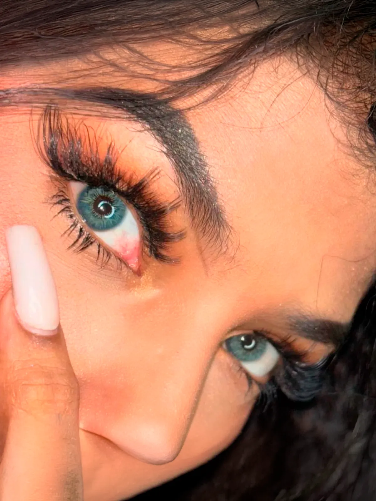 Mujer usando lentes de contacto Sun-kissed Cassie, azul verdoso natural